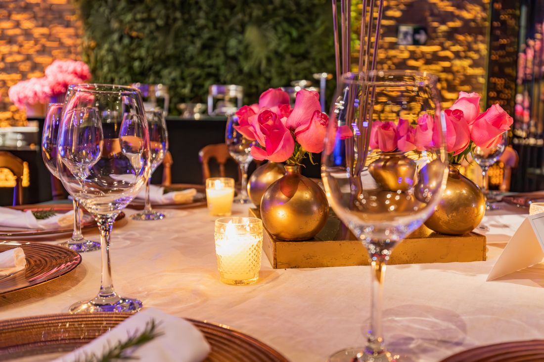 Mesa de celebración con velas y flores