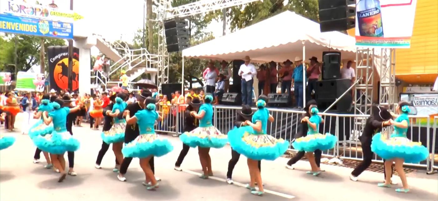 Desfile de joropo en feria llanera